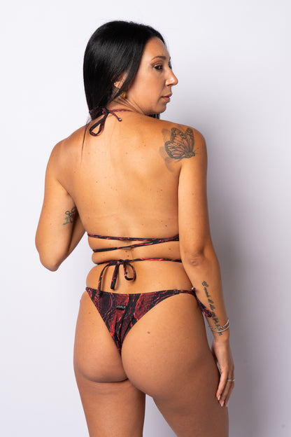Bikini Rosale con stampa pitone rosso e nero, vista posteriore con top incrociato e slip con logo cucito
