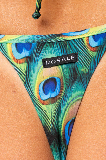 Primo piano del retro dello slip stampa Pavone con etichetta nera del logo Rosale cucita sul tessuto